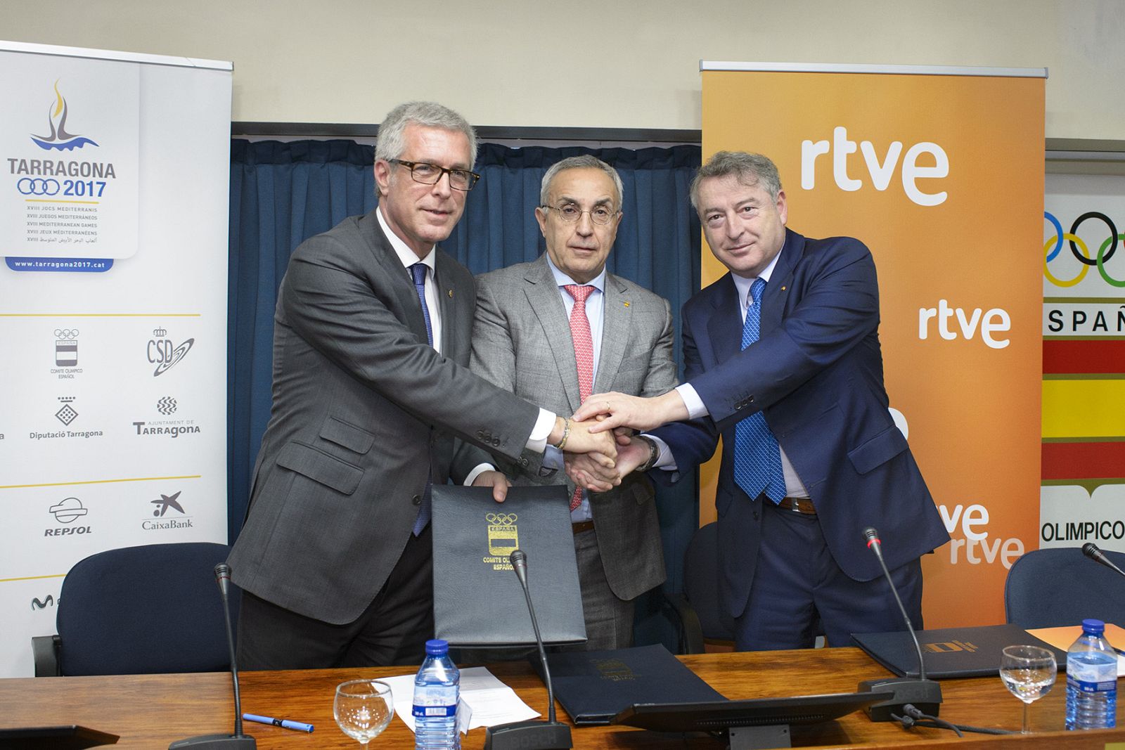 De izquierda a derecha: el alcalde de Tarragona, Josep Fèlix Ballesteros; el presidente del COE, Alejandro Blanco; y el presidente de RTVE, José Antonio Sánchez