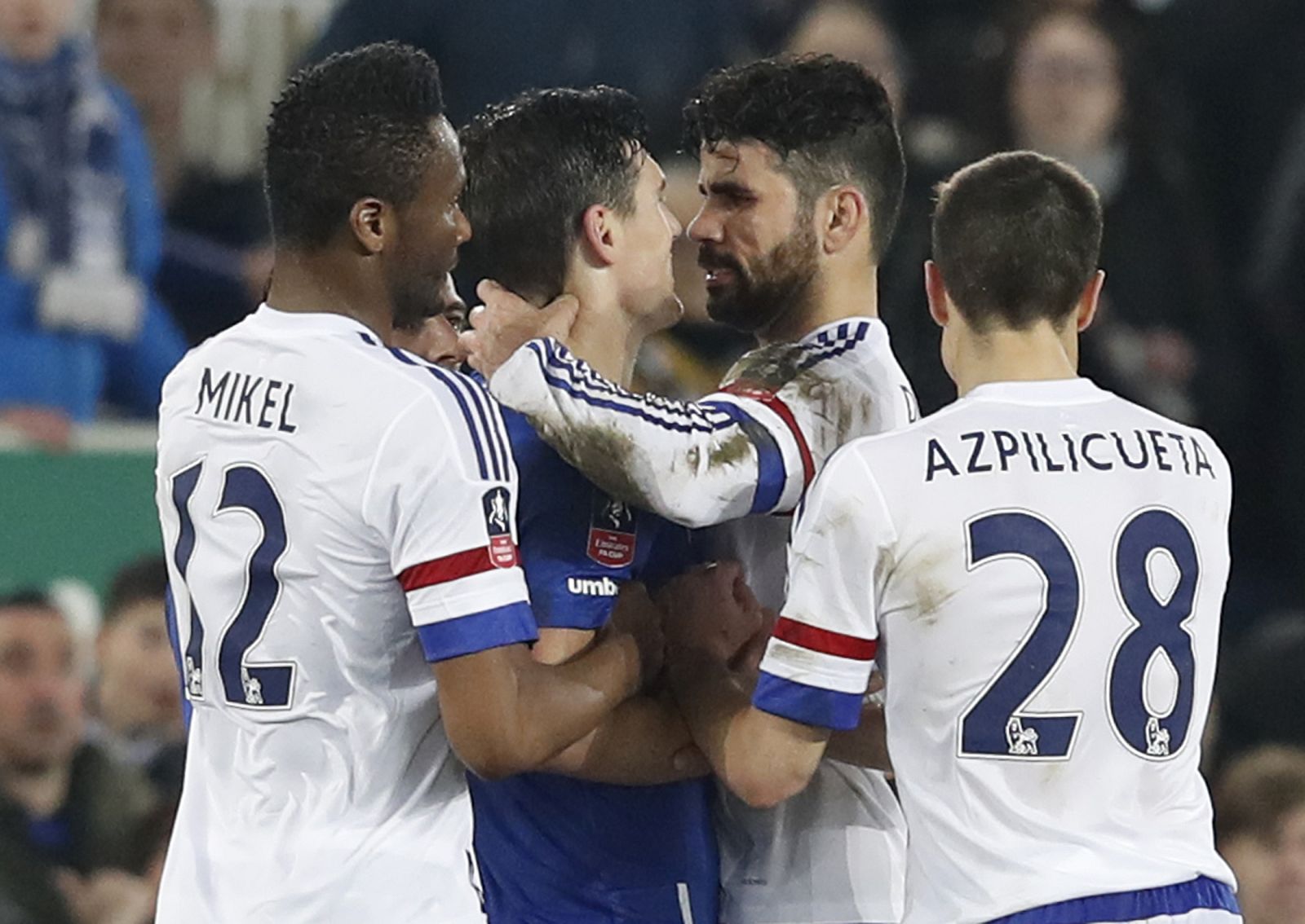 Diego Costa vio la segunda amarilla por amagar con morder el cuello de Barry.