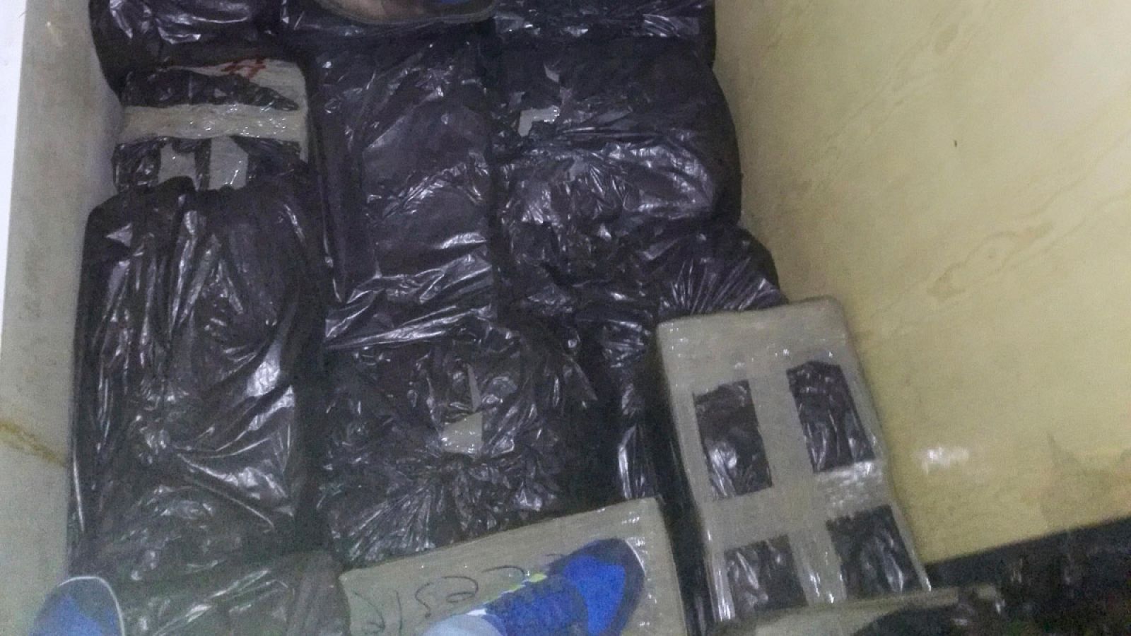 Veinte detenidos, entre ellos 3 guardias civiles, de una red que introducía hachís en España