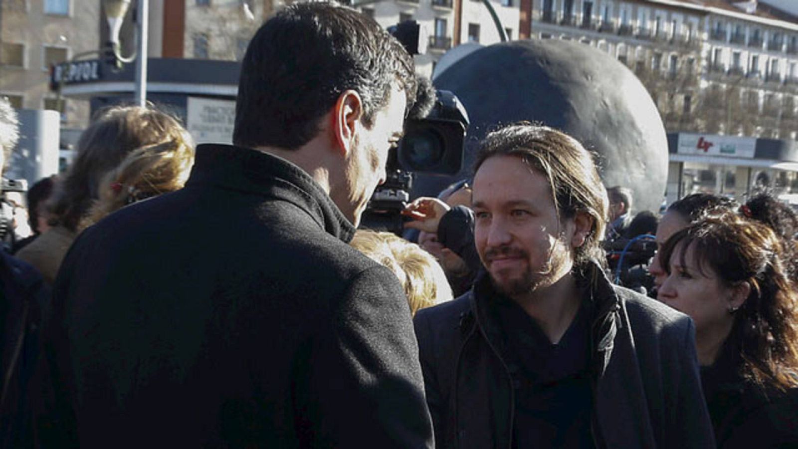 Pedro Sánchez y Pablo Iglesias se saludan en los actos de homenaje en el 12º aniversario de los atentados del 11M.