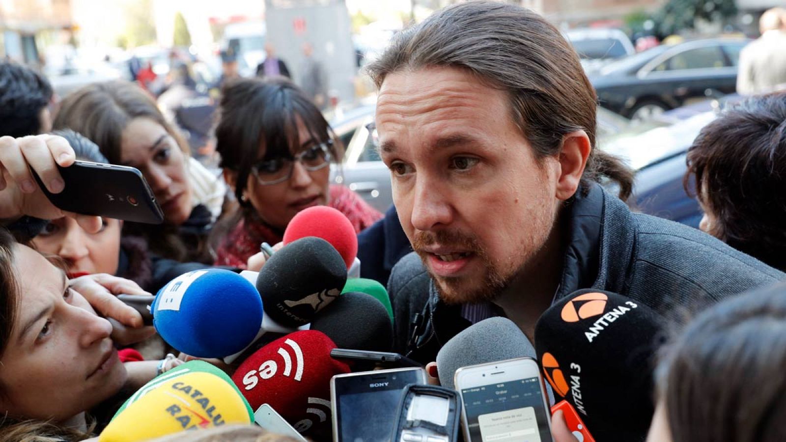 Pablo Iglesias atiene a los medios de comunicación