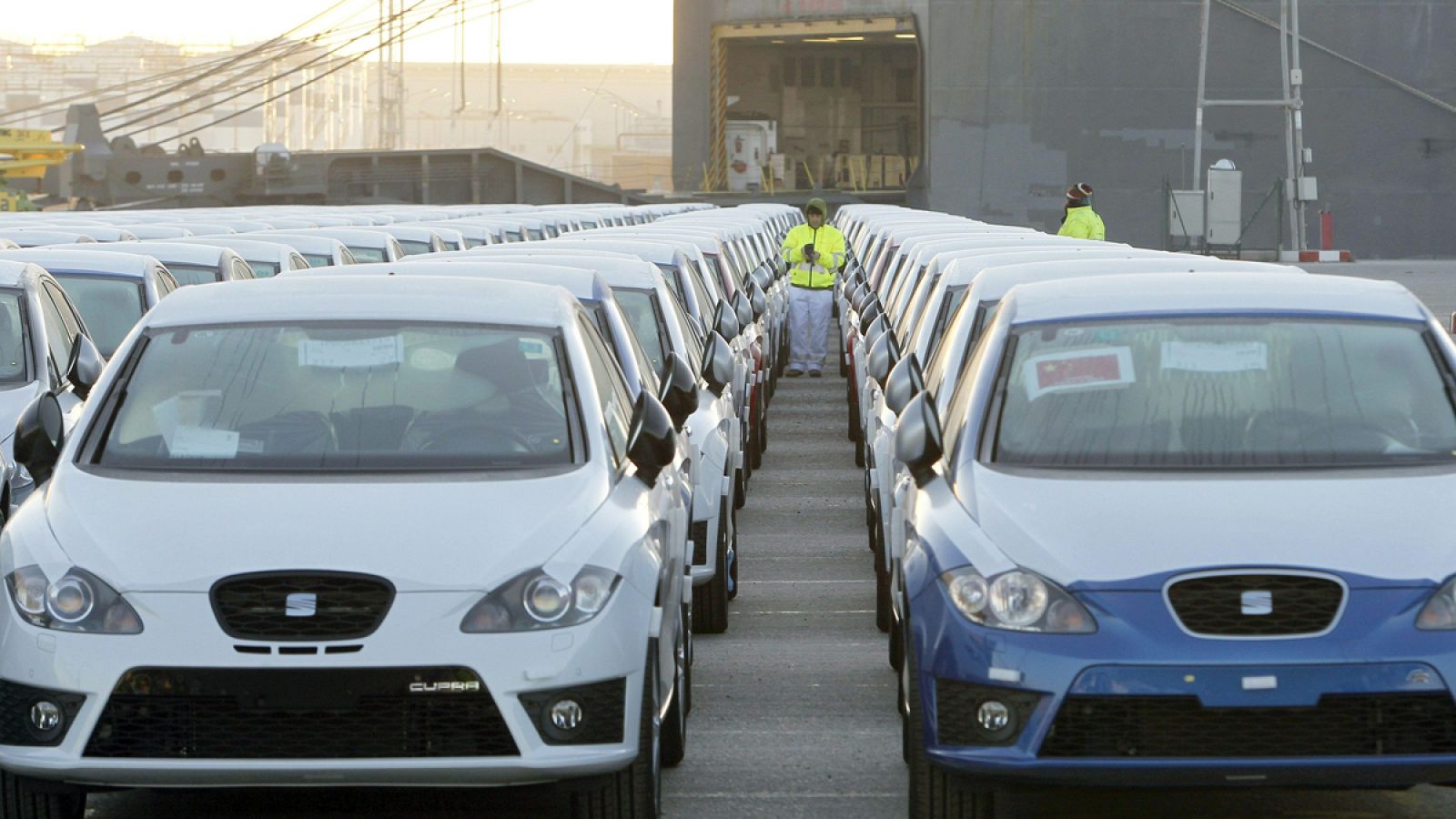 Coches de la marca Seat con destino a China en el puerto de Barcelona