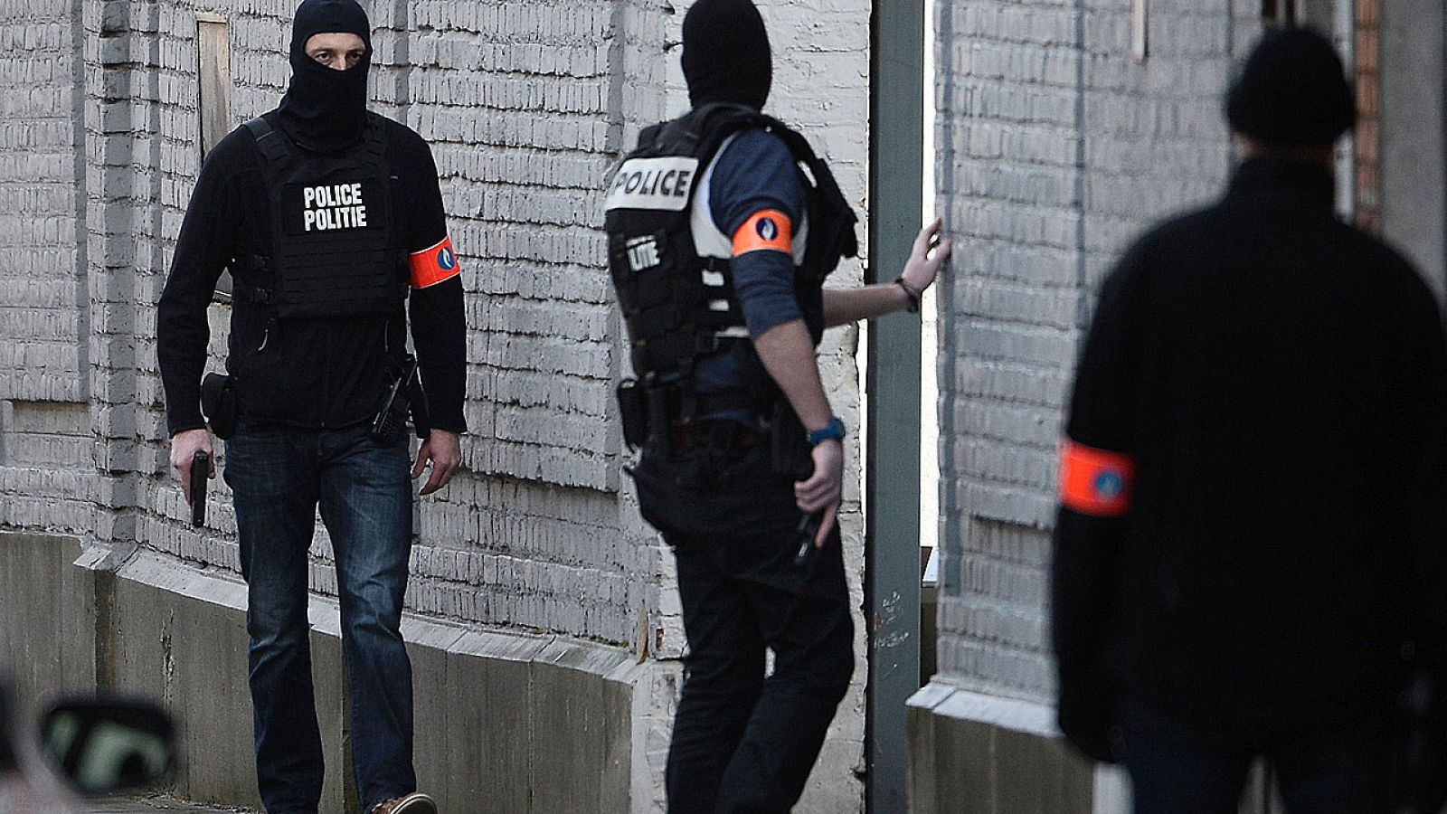 Agentes de policías belgas toman posiciones en el barrio de Forest durante la operación antiterrorista efectuada este martes en Bruselas.