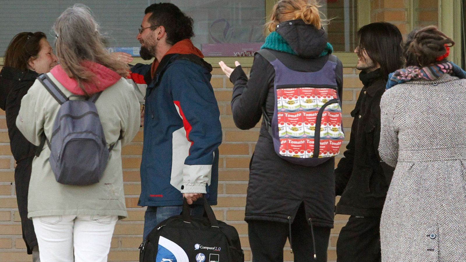 Los dos titiriteros encarcelados acusados de ensalzar a ETA y Al Qaeda, a su salida de la cárcel de Soto del Real, en Madrid.