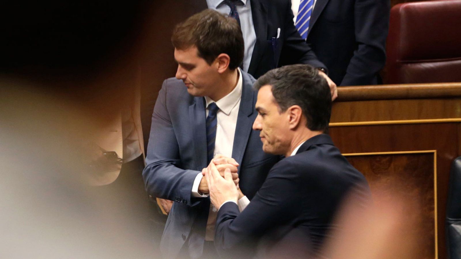 Sánchez y Rivera se saludan tras el fracaso del primero en el debate de investidura.