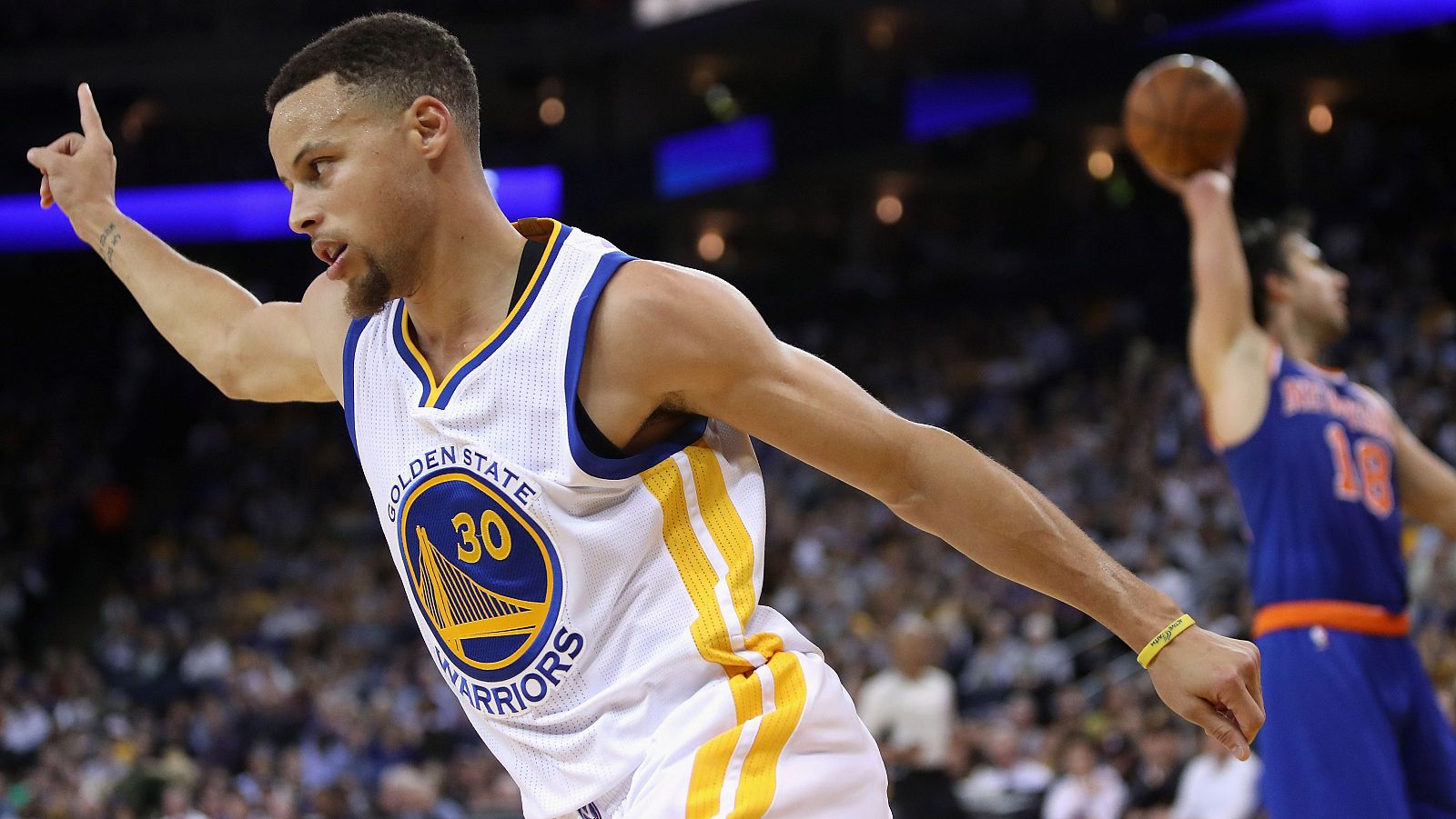 Stephen Curry celebra una canasta ante Nueva York