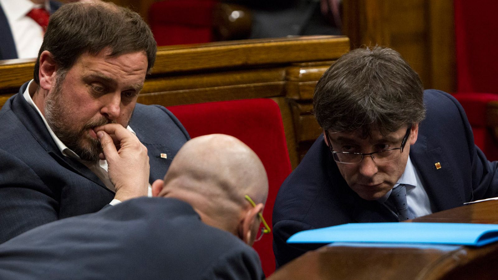 Carles Puigdemont habla con Raül Romeva en presencia de Oriol Junqueras