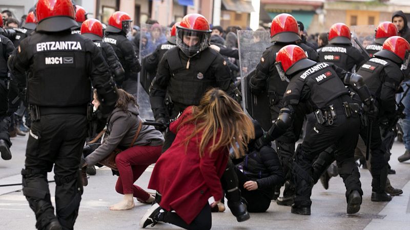 La huelga contra la LOMCE se salda con al menos 13 detenidos y graves incidentes en Vitoria y Pamplona