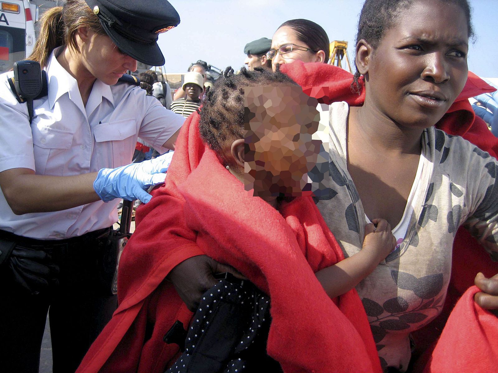 Tres bebés entre los ocupantes de una patera que ha llegado a Melilla