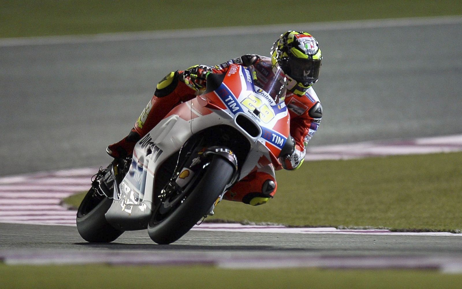 Andrea Iannone durante los entrenamientos libres en el circuito de Losail.