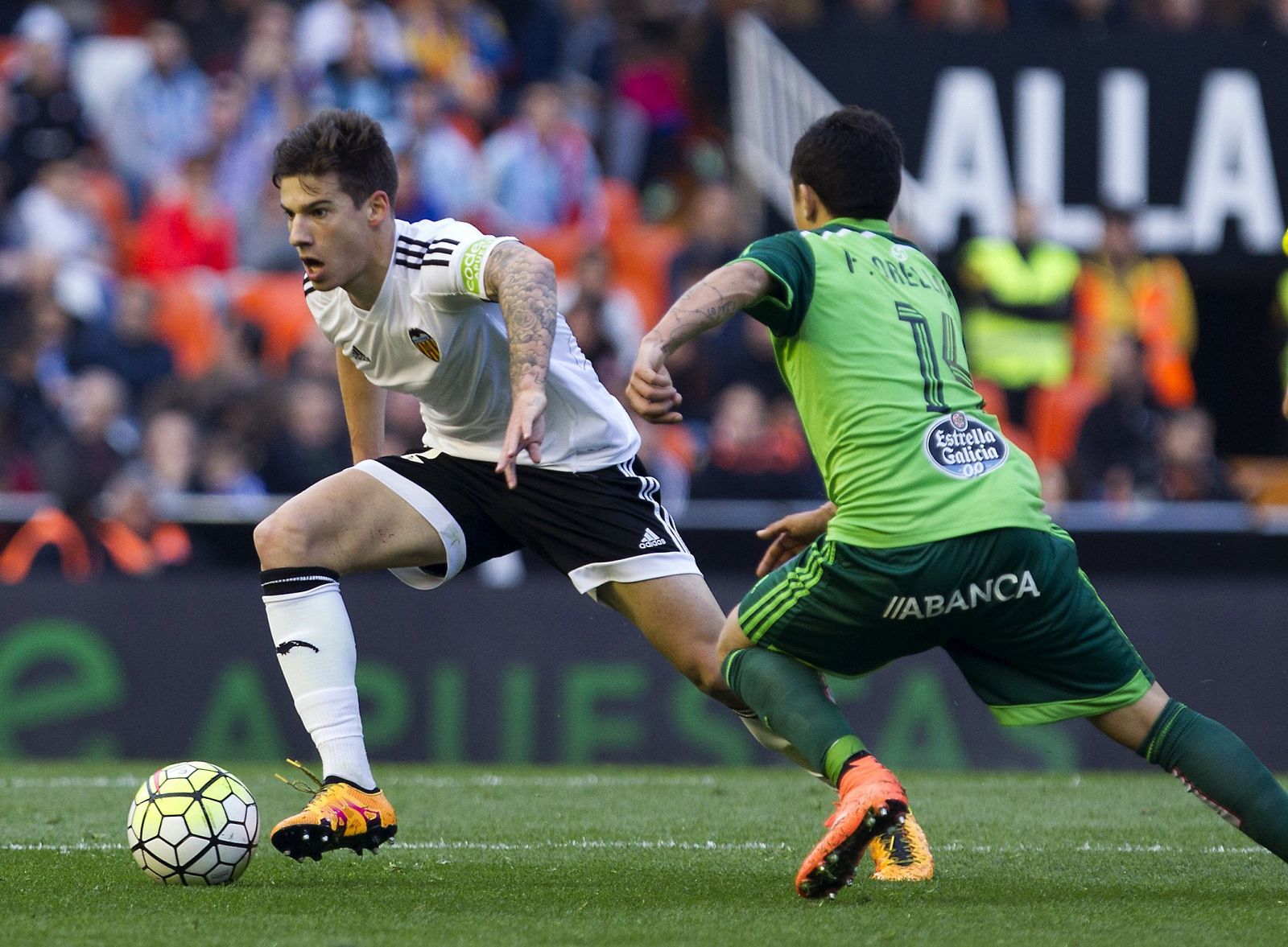 Santi Mina disputa un balón con Orellana.