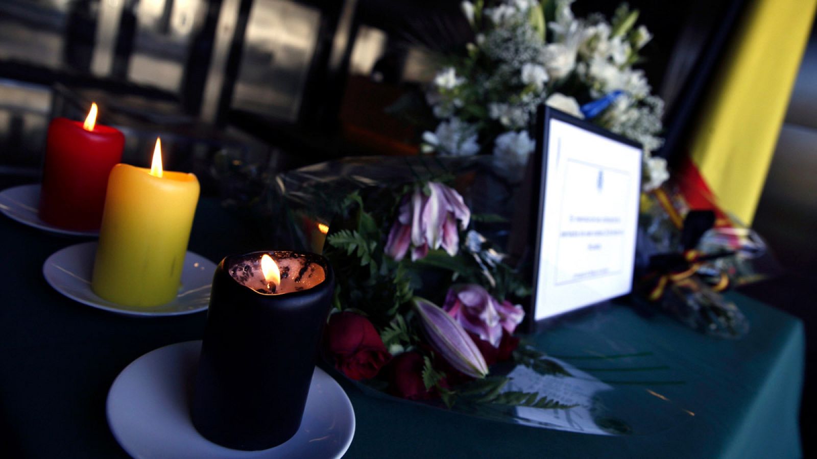 Flores y velas con los colores de la bandera belga en la Embajada de Bélgica en Madrid.