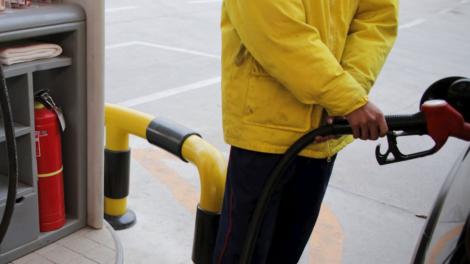Un hombre reposta combustible en una gasolinera