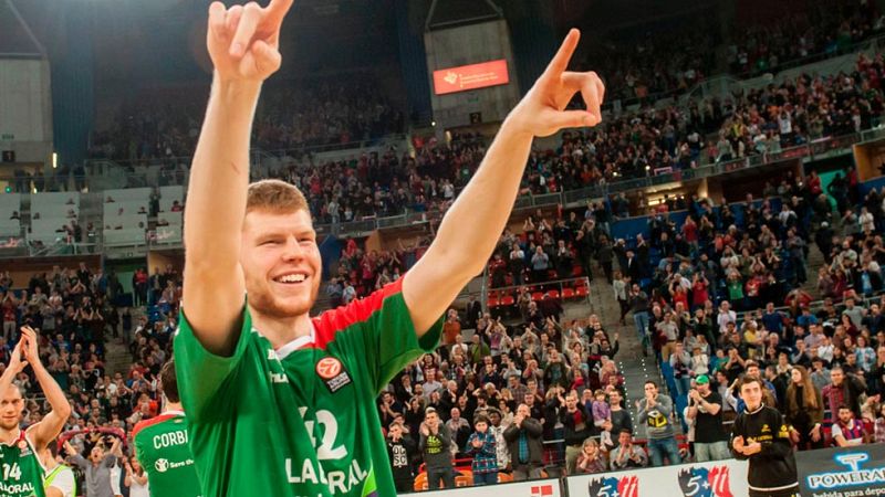 Laboral Kutxa Baskonia, con pie y medio en los cuartos tras imponerse al Barça 