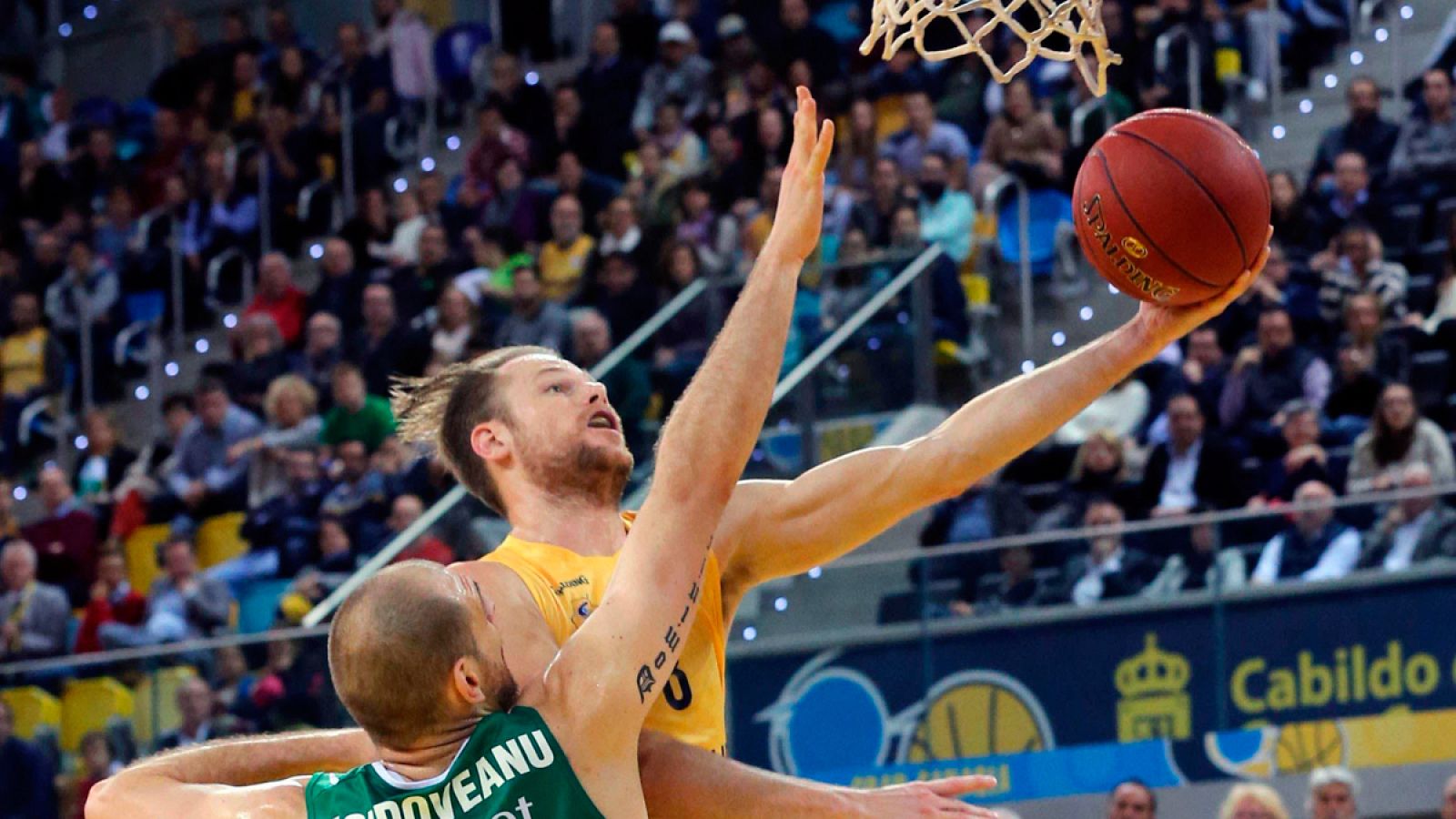 El jugador del Herbalife Gran Canaria Brad Newley y el jugador del Stelmet Zielona Gora Vlad Moldoveanu durante el partido de vuelta de cuartos de final de la Eurocopa disputado en el Gran Canaria Arena, en Las Palmas de Gran Canaria.