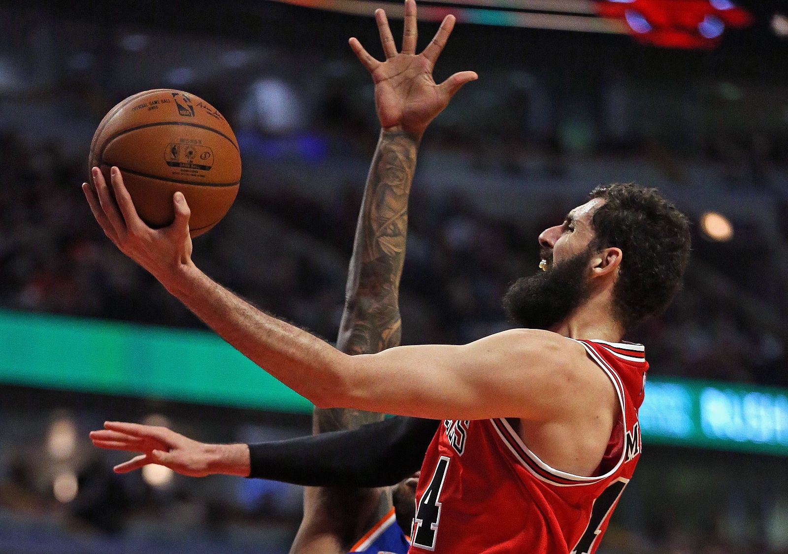 Mirotic frente a la defensa de los Knicks