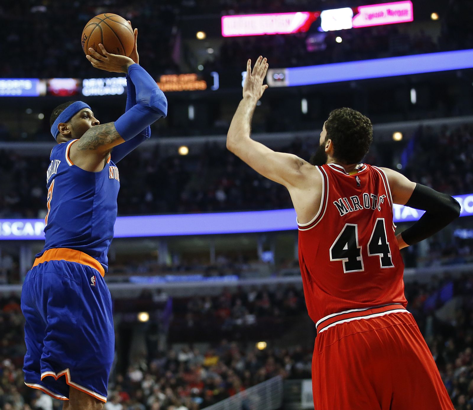 Carmelo Anthony (i) intenta un lanzamiento ante Nikola Mirotic (d) de los Bulls.