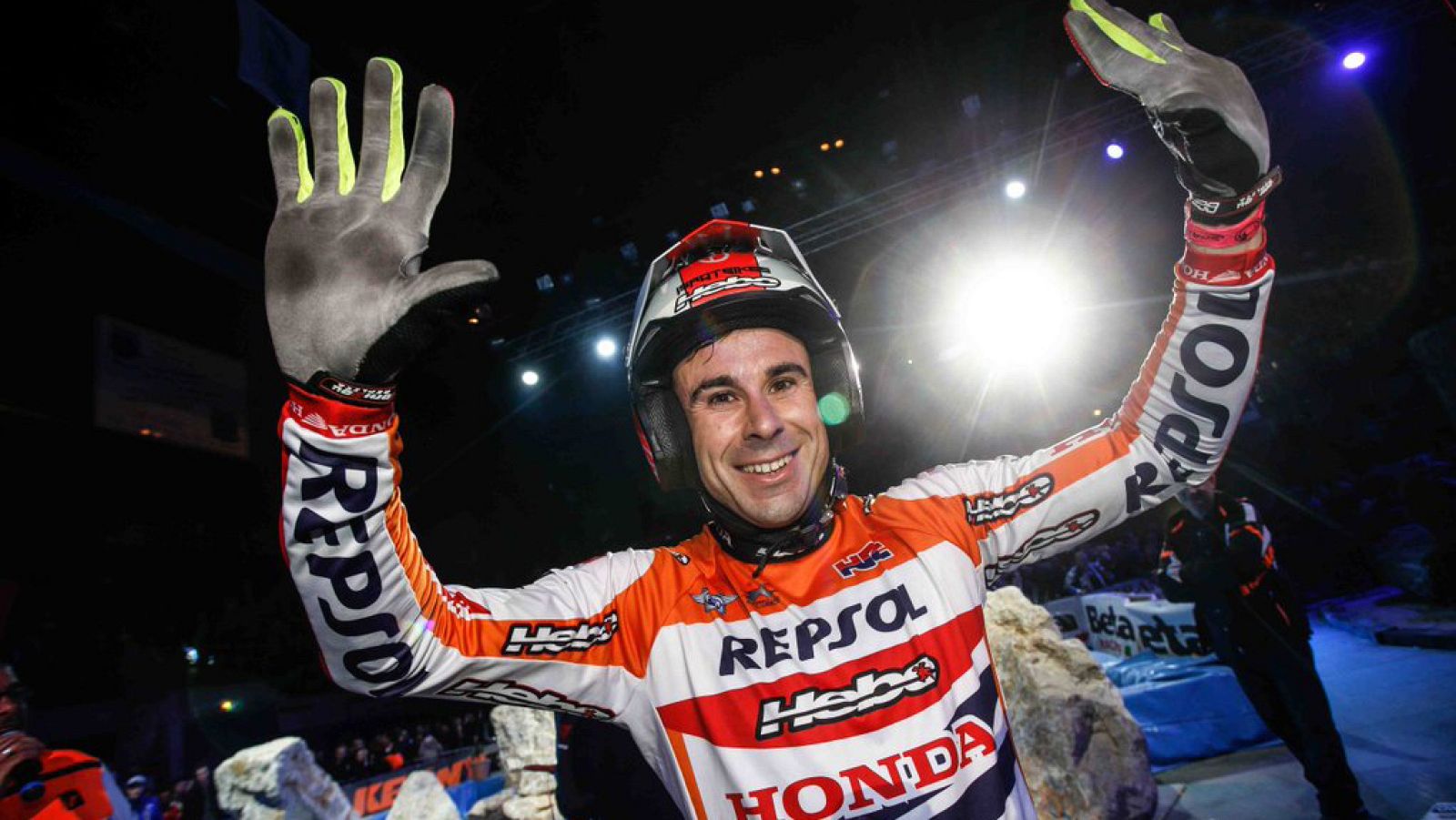 Toni Bou celebra su triunfo en Marsella  y en el Mundial