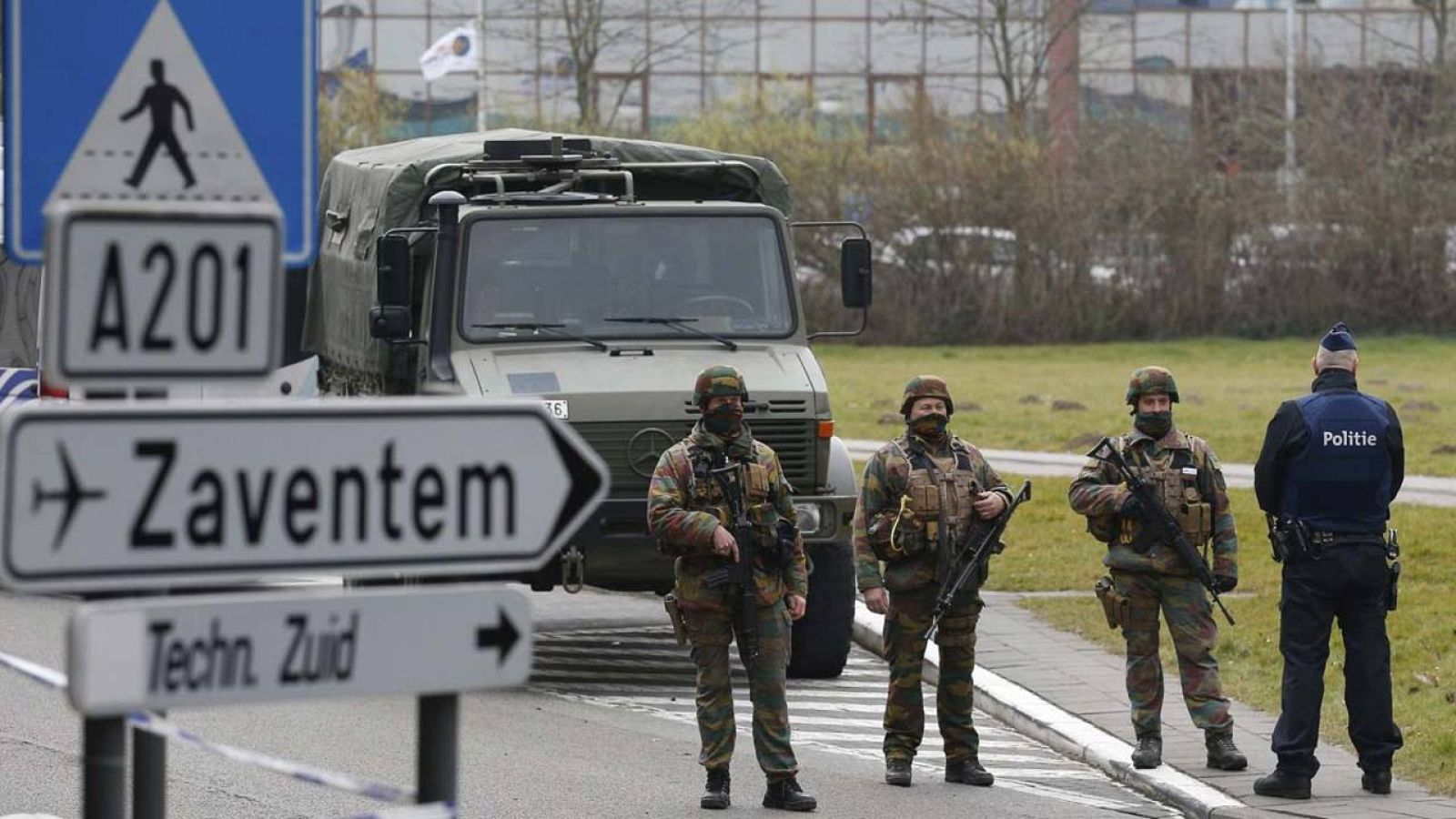Soldados del Ejército belga patrullan las inmediaciones del aeropuerto de Zaventem