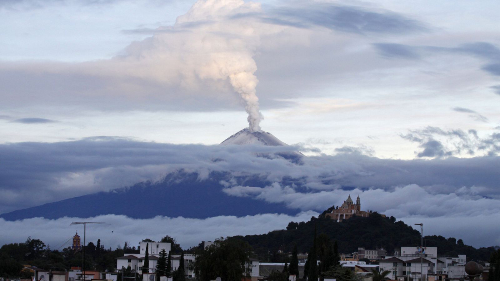 El Popocatépetl es uno de los volcanes más activos de México.