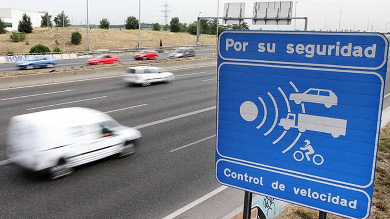 La DGT tiene 1.200 radares para vigilar la velocidad de los conductores