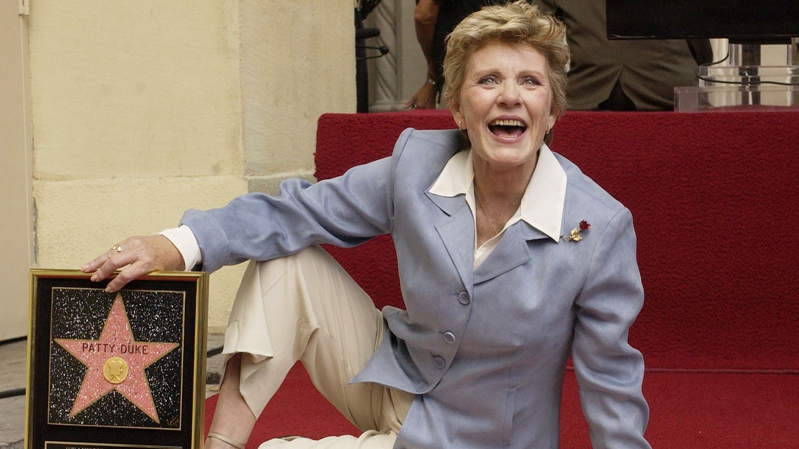 Patty Duke en una imagen de 2004 cuando recibió su estrella en el Paseo de la Fama de Hollywood.