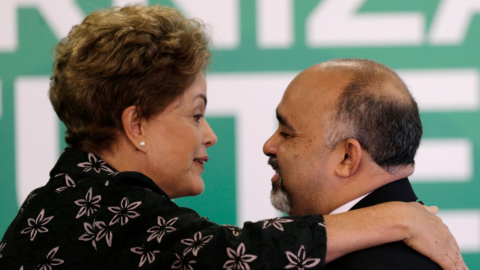 La presidenta de Brasil, Dilma Rousseff, junto al ministro de Deportes, George Hilton, en una imagen de archivo de marzo de 2015.