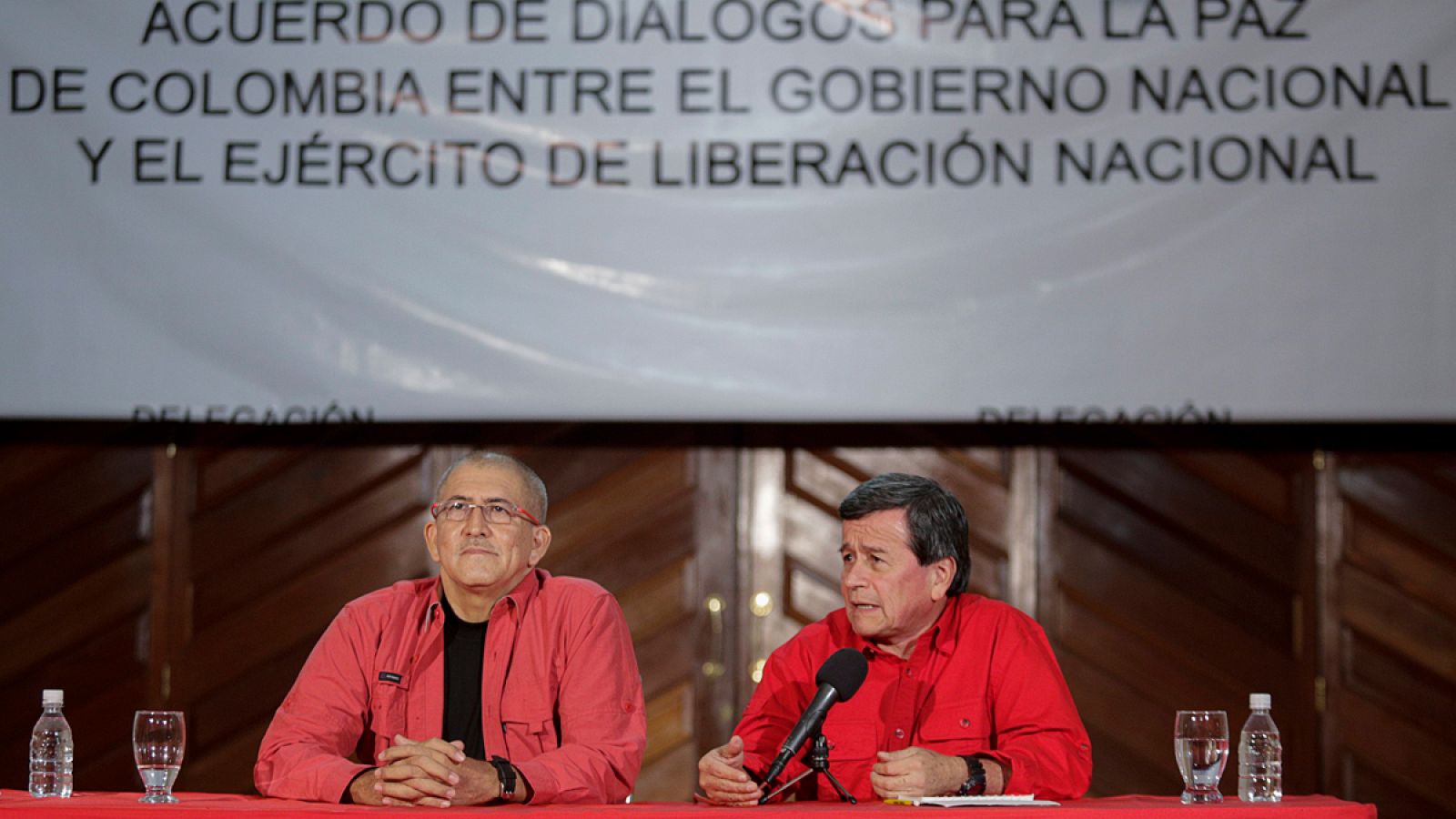 Los representantes del Ejercito de Liberación Nacional (ELN), "Antonio García" y "Pablo Beltrán", durante una rueda de prensa.