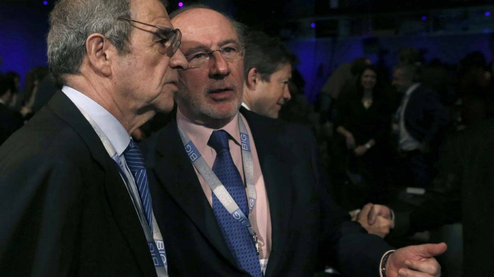 El presidente Teléfonica, César Alierta, y el expresidente de Bankia Rodrigo Rato, conversando durante una conferencia en Casa América