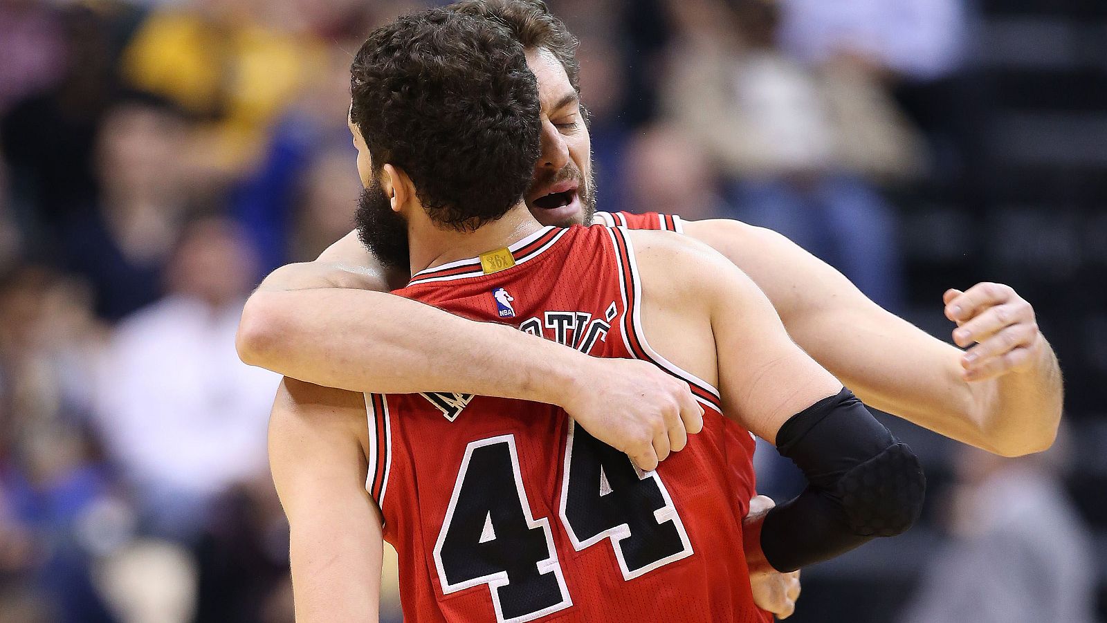 Mirotic y Gasol se funden en un abrazo