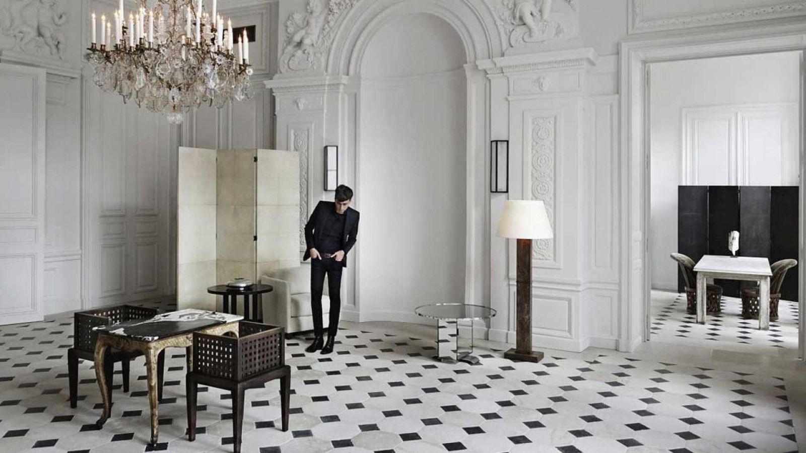 Hedi Slimane en los salones de la casa Saint Laurent