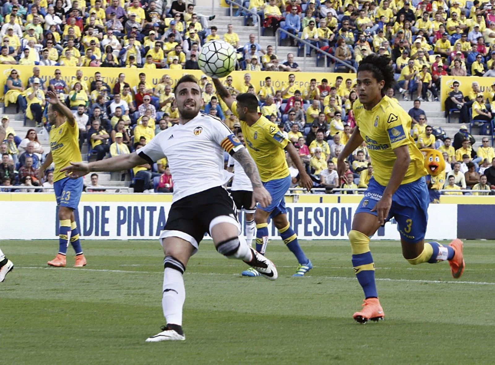 Lance del partido entre Las Palmas y Valencia