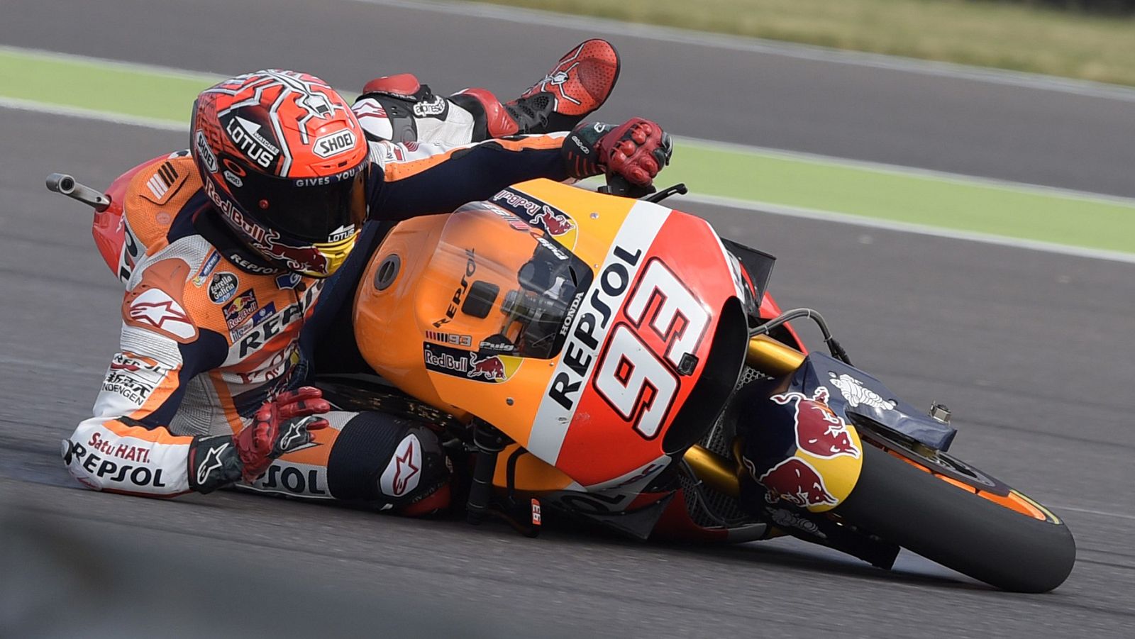 Momento en que Marc Márquez cae durante los entrenamientos