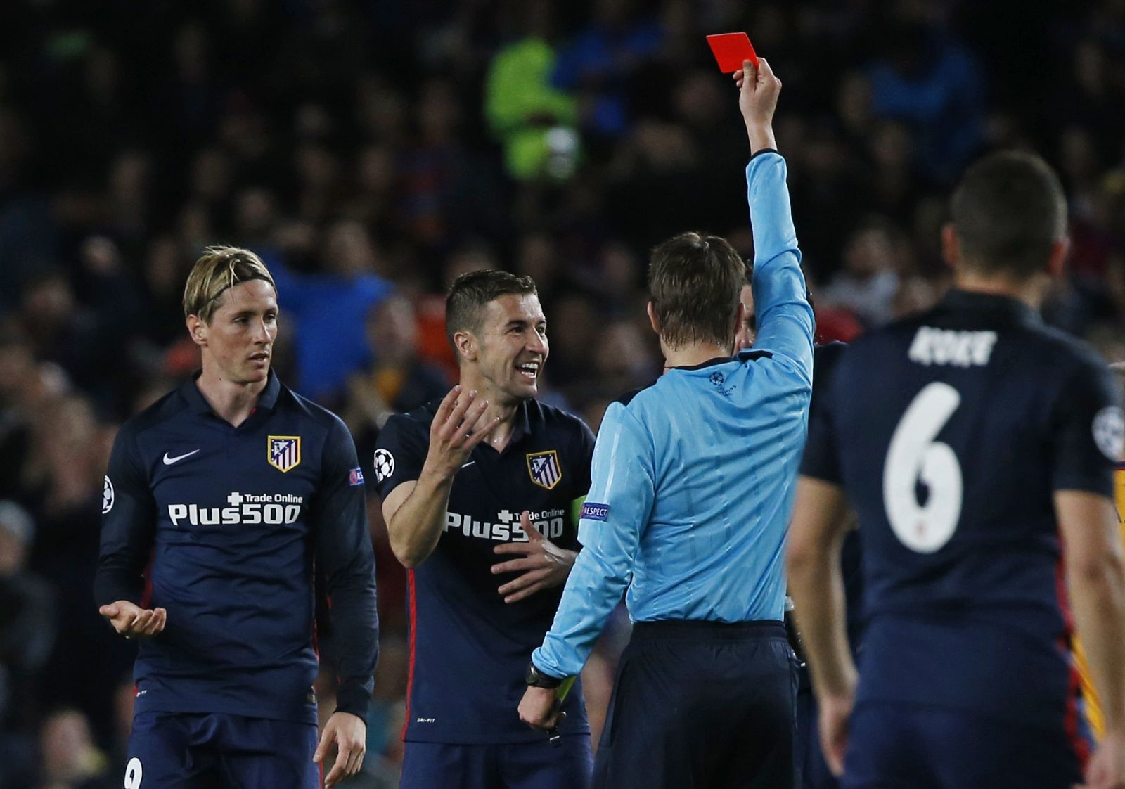 El árbitro expulsa a Torres por ver la segunda amarilla, por una entrada a Busquets