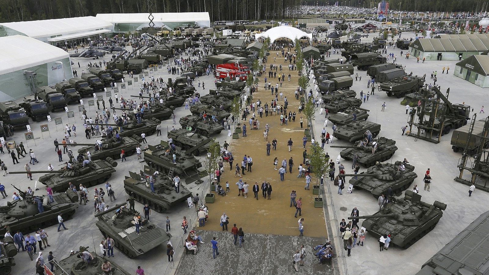 Visitantes en la feria de armas de Kubinka, en Rusia, el 17 de junio de 2015.