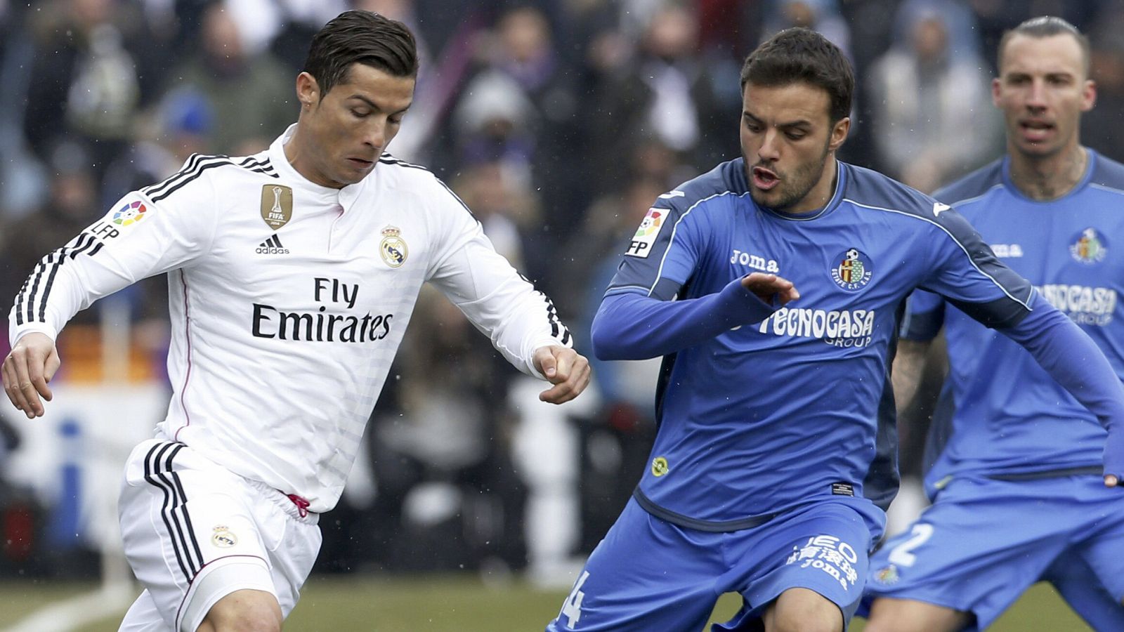 Pedro León (derecha), en un partido de la temporada pasada contra el Madrid