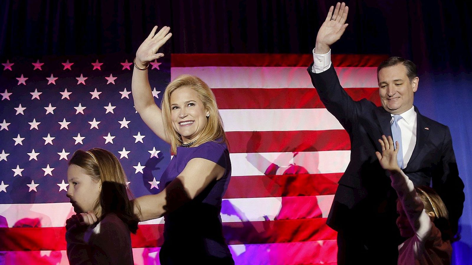 El candidato republicano Ted Cruz y su esposa Heidi llegan al mitin en Milwaukee, Wisconsin.
