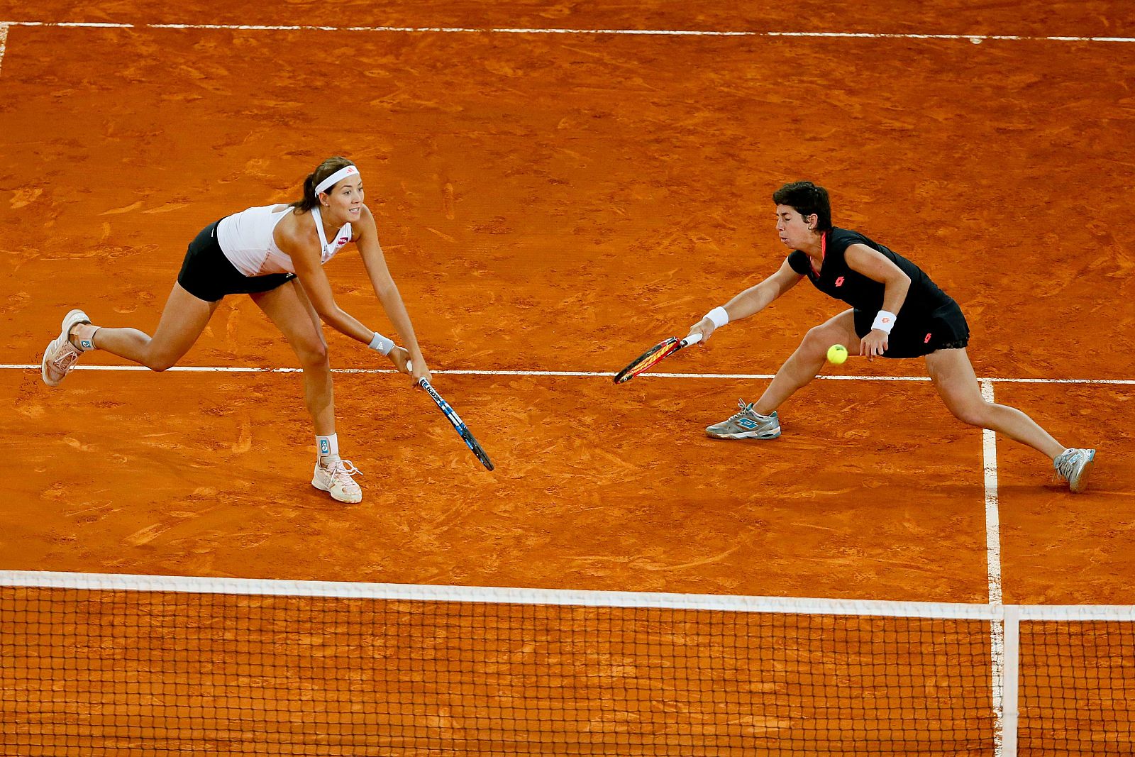 Garbiñe Muguruza y Carla Suárez durante un partido de dobles en 2015