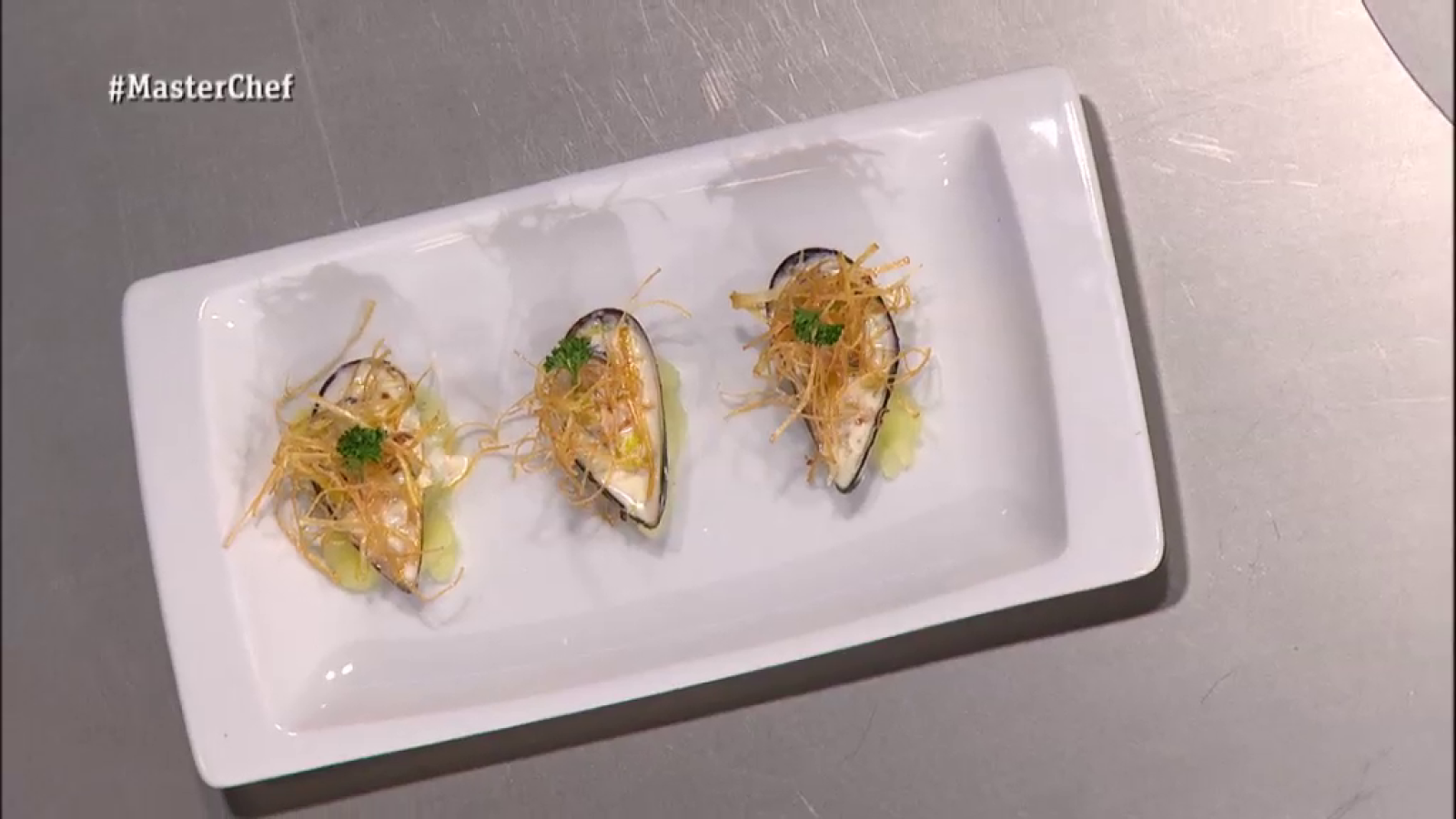 Mejillones con salsa gorgonzola y crujientes de puerro