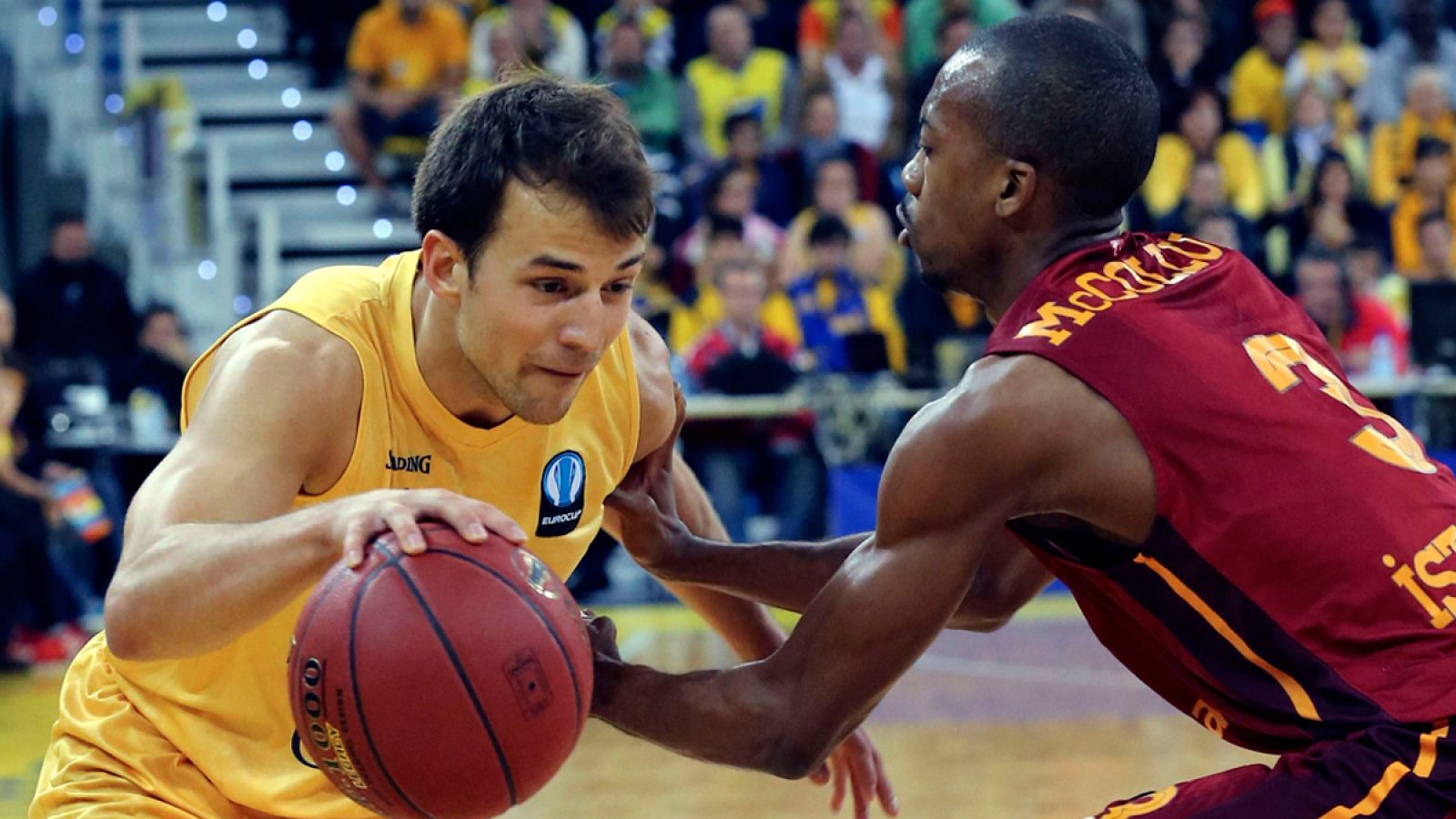 El base estadounidense del Galatasaray Odeabank, Errick McCollum defiende el ataque del jugador canadiense del Herbalife Gran Canaria, Kevin Pangos, durante el partido correspondiente a la vuelta de las semifinales de la Eurocup.
