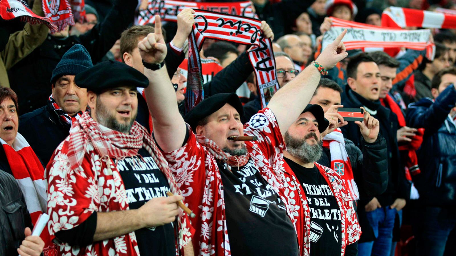 La afición del Athletic Club anima al equipo en un partido de Copa del Rey en San Mamés.