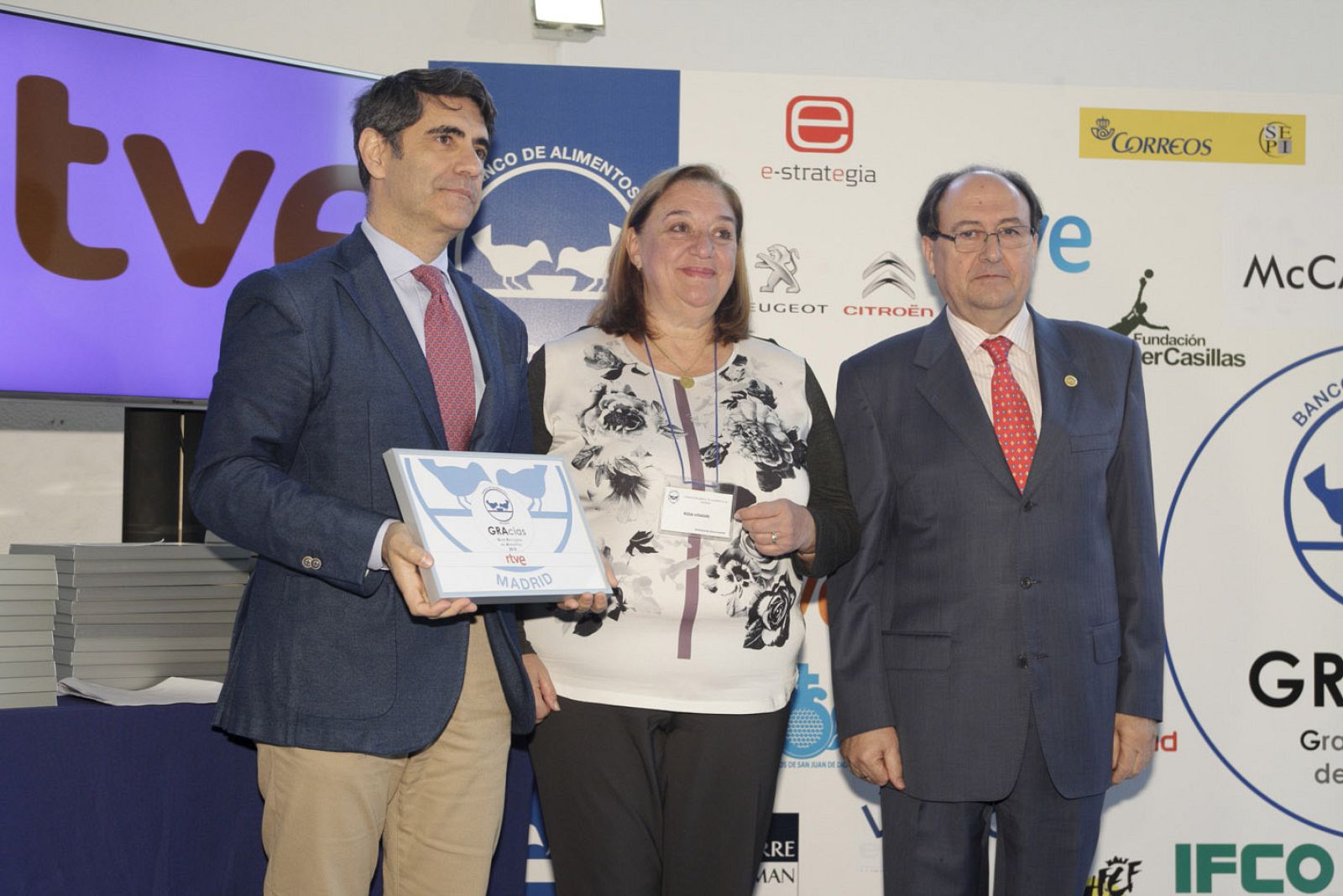 Manuel Ventero recogiendo el reconocimiento a RTVE