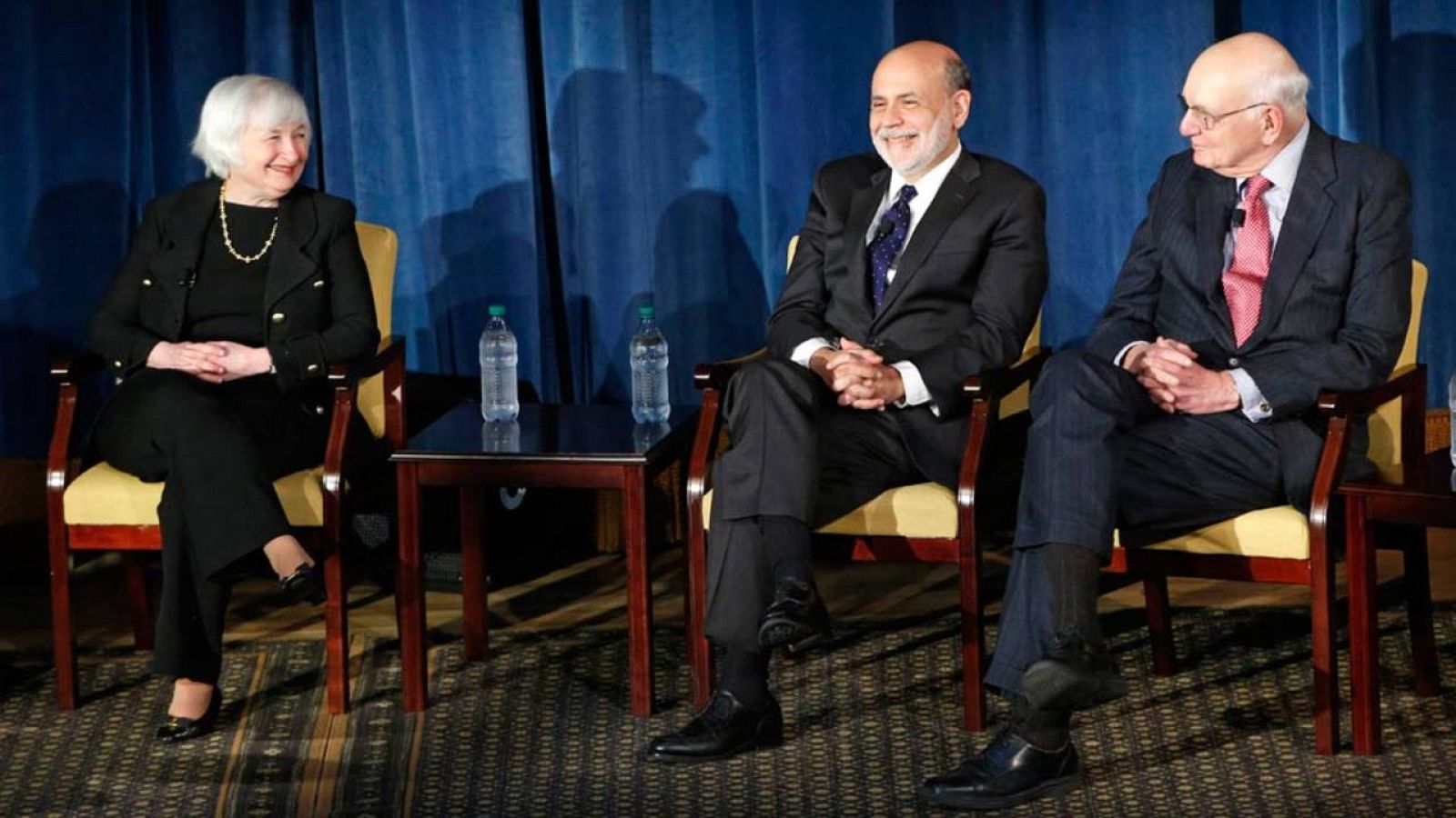 La directora de la Reserva Federal de EE.UU., Janet Yellen, junto a los exdirectores del organismo Ben Bernanke y Paul Volcker