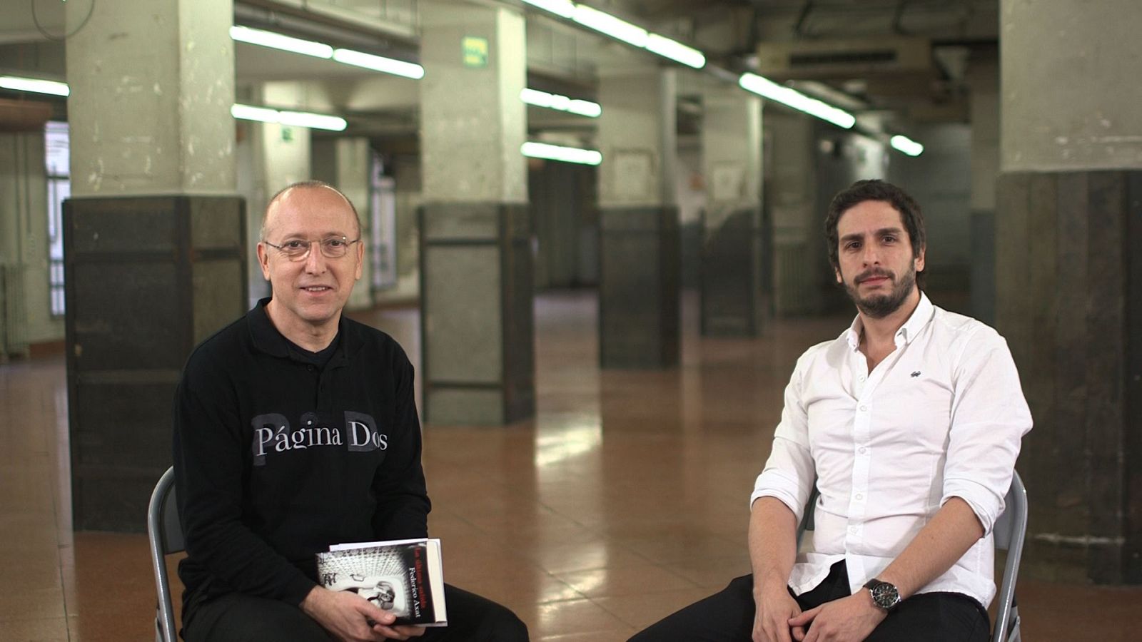 El escritor Federico Axat con el director y presentador de 'Página Dos', Óscar López