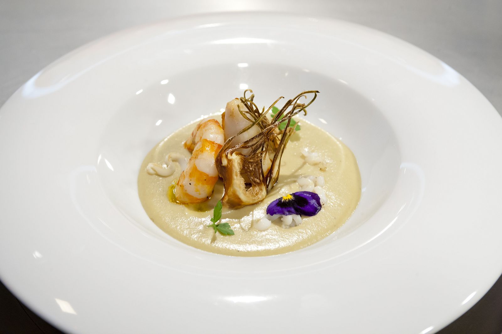 Crema de puerro y anchoas con crujiente de alcachofas y calamar relleno