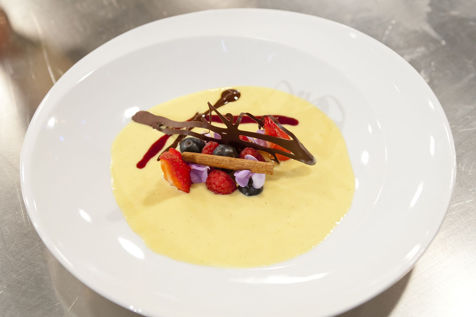 Sambódromo de frutos rojos en crema de maiz con pimienta sechuan