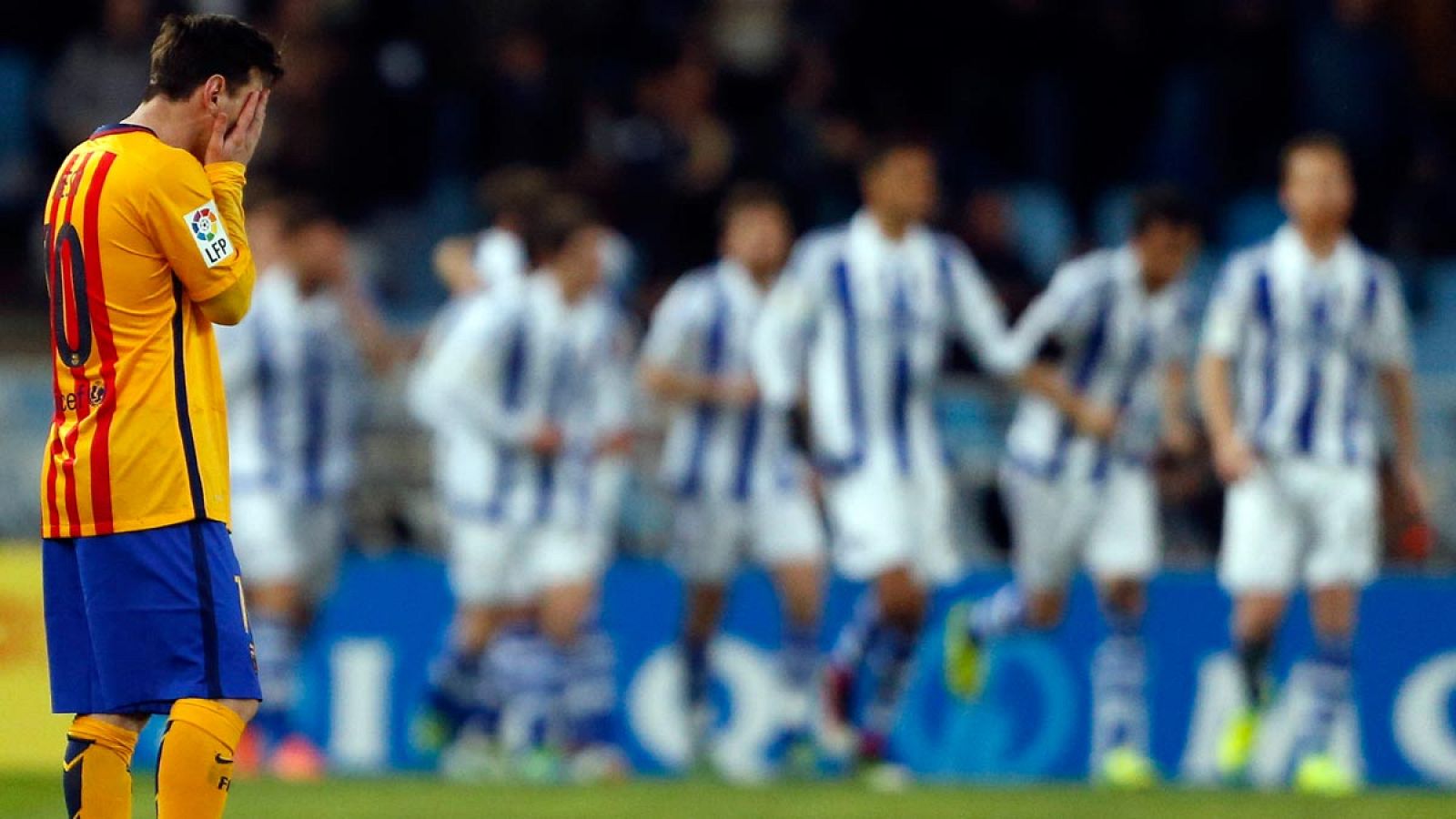 Messi se lamenta tras el gol de Mikel Oyarzabal