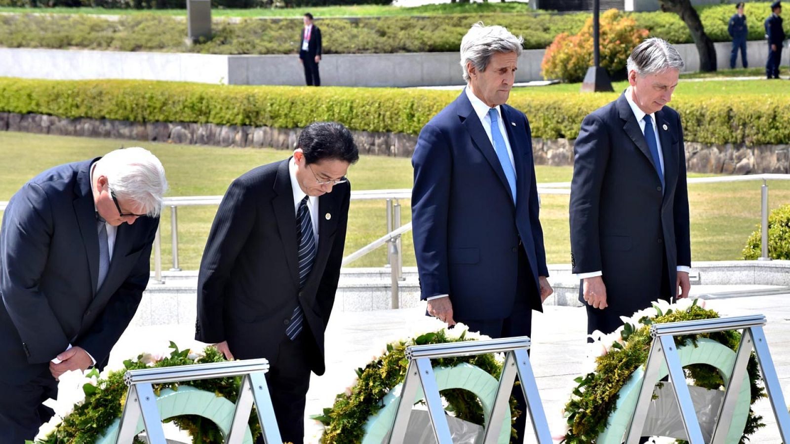 Visita de los ministros de Exteriores del G7 al Parque de la Paz de Hiroshima: de izquierda a derecha, el alemán Frank-Walter Steinmeier, el japonés Fumio Kishida, el estadounidense John Kerry y el británico Philip Hammond