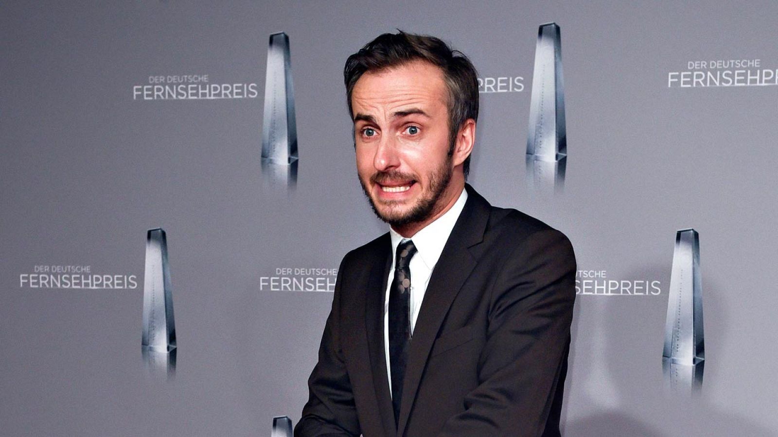 El humorista alemán Jan Böhmermann, investigado por una posible ofensa tras leer en televisión un poema satírico sobre el presidente de Turquía