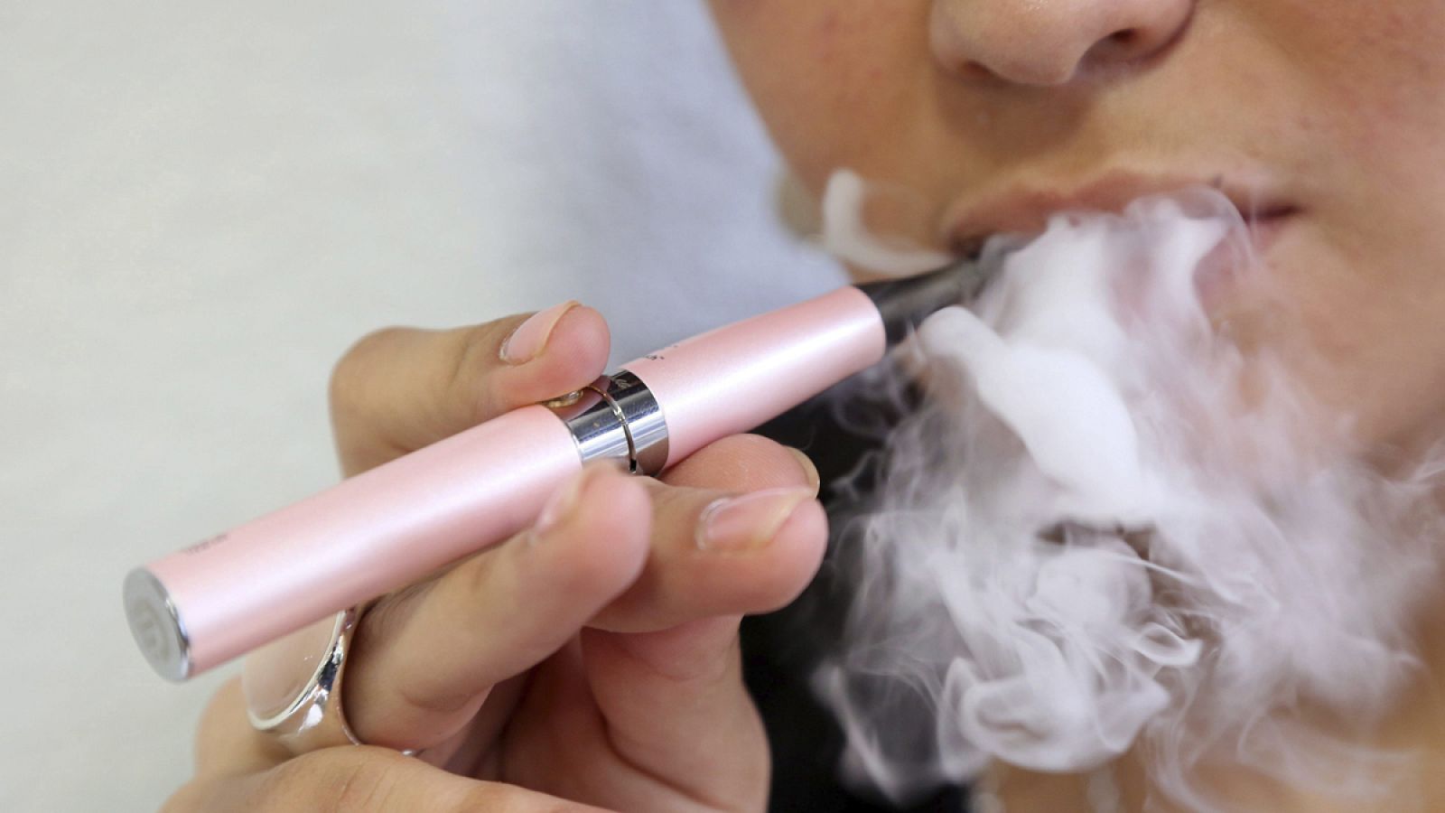 El interés por dejar de fumar es uno de los motivos principales para el uso de cigarrillos electrónicos.